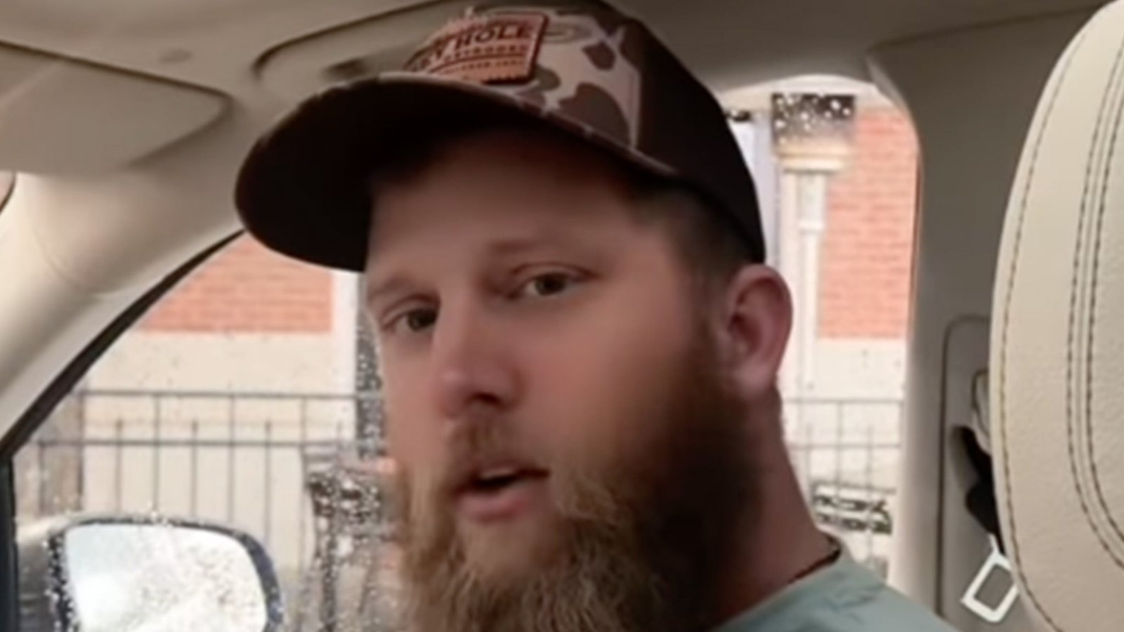 काइल क्रिसलीने पोलिसांना धक्काबुक्की केली, पोलिसांना ठार मारण्याची धमकी दिली