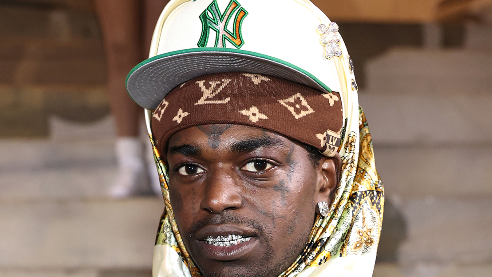 फ्लाइटच्या विलंबामुळे कोडॅक ब्लॅकचा कॉन्सर्ट चुकला, दुसऱ्या ठिकाणी विनामूल्य सादर केला