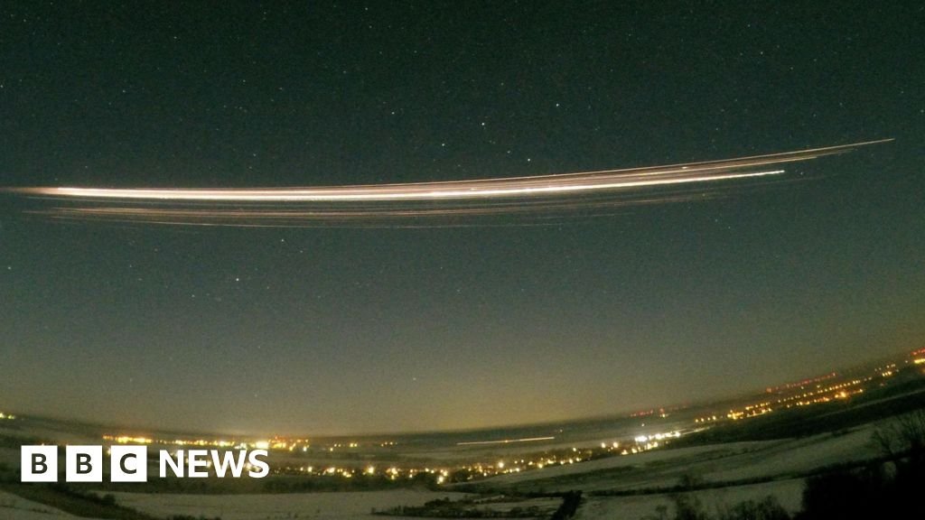 स्पेसएक्स रॉकेट फायरबॉल दूषित लिथियमच्या प्लमला जोडलेला आहे