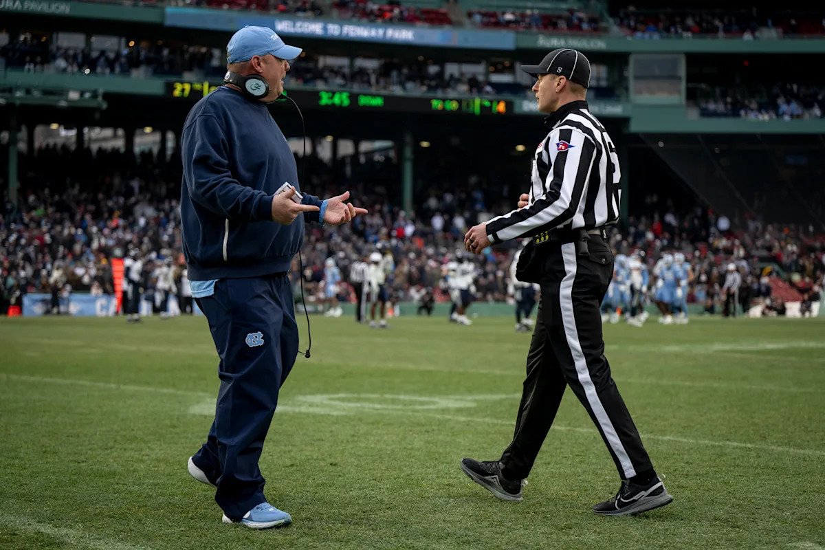 नॉर्थ कॅरोलिना आणि बिल बेलीचिक हे आक्षेपार्ह समन्वयक फ्रेडी किचेन्ससह वेगळे होत आहेत.