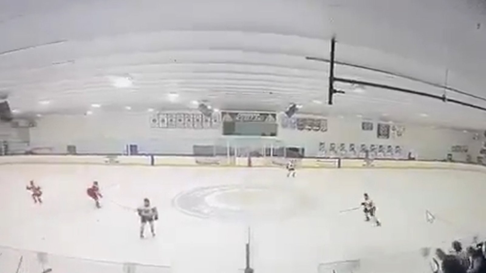 व्हिडिओमध्ये हॉकीपटू, चाहते खेळादरम्यान बंदुकीच्या गोळ्या ऐकू आल्यानंतर कव्हरसाठी ओरडताना दिसत आहेत.