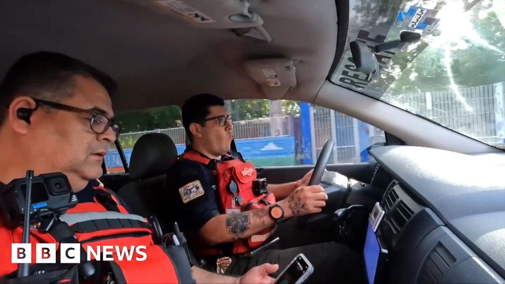 प्राणघातक कार्टेल हिंसाचारात मेक्सिकन शहरातील रस्त्यावर बीबीसी