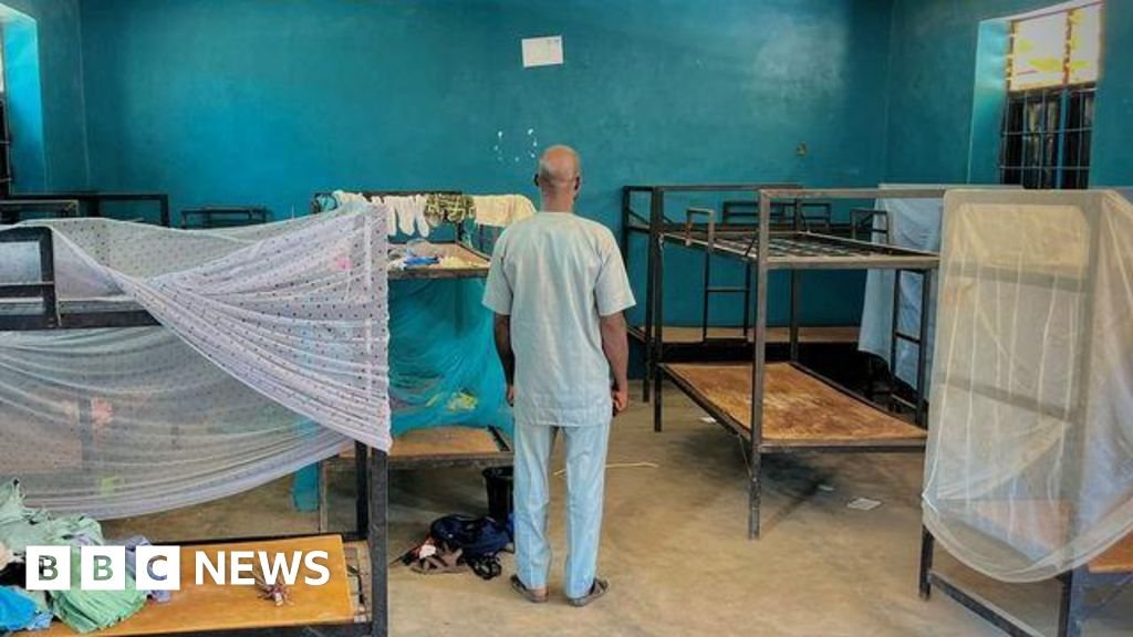 मुलांना नायजर राज्यातील पापिरी येथील कॅथलिक शाळेतून नेले जात असल्याचे पाहून वडिलांना असहाय्य वाटले