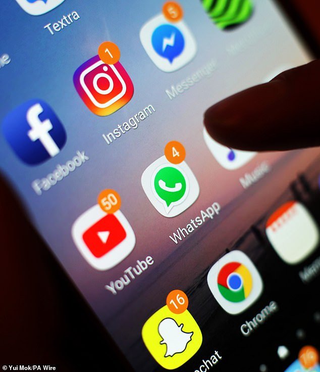 सोशल मीडियाचे व्यसन फक्त लहान मुलेच नाहीत… आता पाचपैकी एक पालक कबूल करतो की त्यांना फेसबुक आणि इन्स्टाग्रामचे व्यसन आहे आणि त्यामुळे त्यांनाही काळजी वाटते