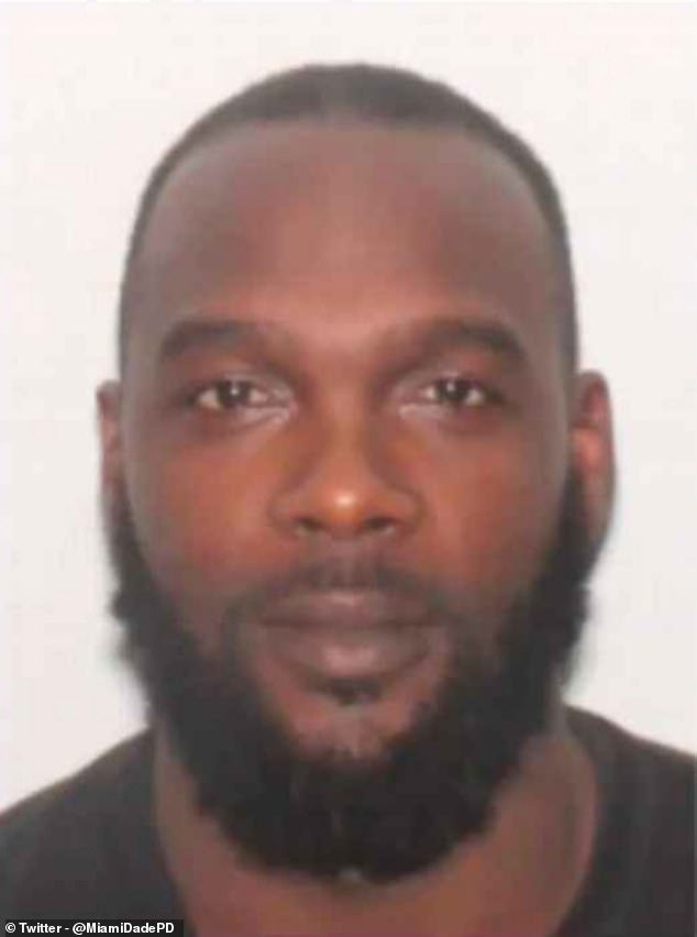 माजी मियामी फुटबॉल खेळाडूकडे 2006 मध्ये संघाच्या सहकाऱ्याला मारण्याची बंदूक, हेतू आणि संधी होती, असे अभियोजकांनी खटल्यात सांगितले.