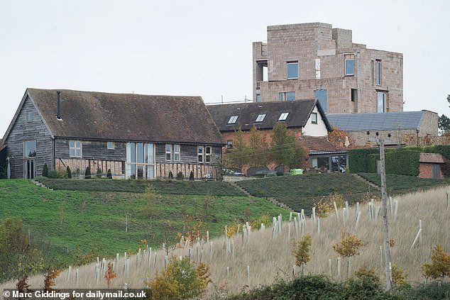 ‘मी आतापर्यंत पाहिलेली सर्वात घृणास्पद गोष्ट’: शेक्सपियरच्या देशाच्या मध्यभागी असलेल्या £7.5m ग्रँड डिझाईन्सच्या किल्ल्याबद्दल गावकऱ्यांचा निंदनीय निर्णय कारण त्यांनी त्याची तुलना नाझी किल्ल्याशी केली आहे