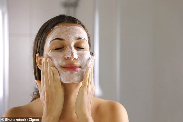 कॉस्मेटिक गोंधळ! ऑस्ट्रेलियातील सर्वात लोकप्रिय ब्युटी ब्रँड्सना बंदी घातलेल्या घटकांवर शेल्फमधून उत्पादने खेचण्याचे आदेश देण्यात आले आहेत