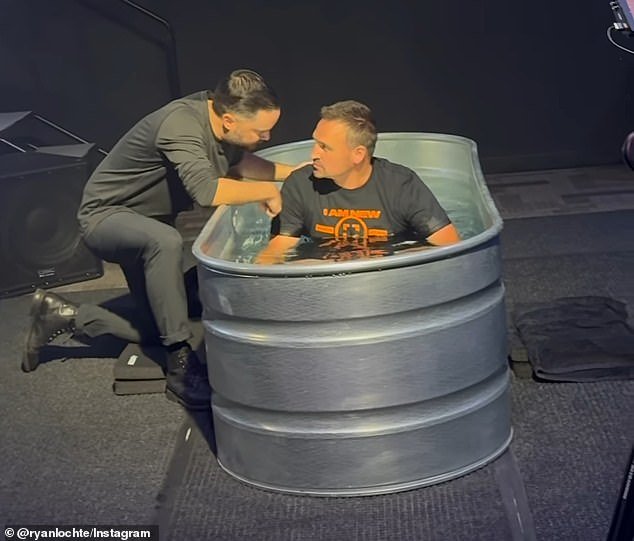 Ryan Lochte पुनर्वसनानंतर बाप्तिस्मा घेतल्यानंतर त्याच्या नवीन मैत्रिणी आणि मुलांसोबत पोझ देतो