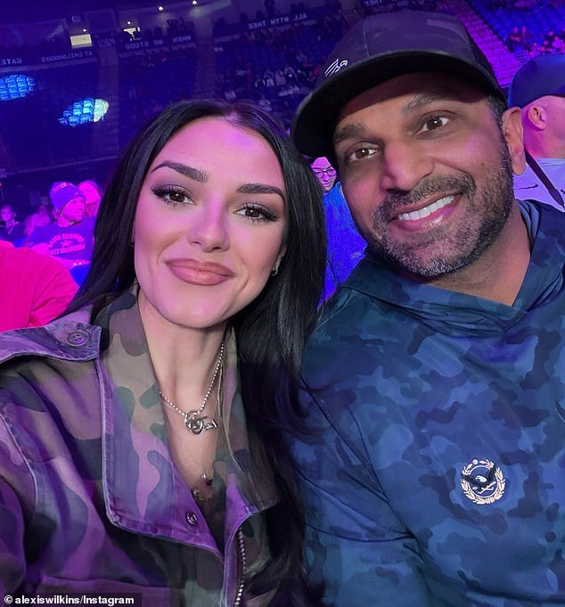 MAGA ने काश पटेलला चालू केले कारण त्याने आपल्या देशातील स्टार मैत्रिणी, 26, हिला कुस्तीच्या सामन्यात परफॉर्मन्स पाहण्यासाठी FBI चे विमान घेतले