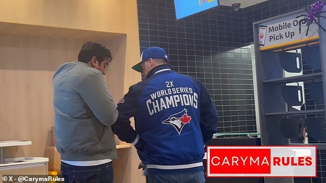 जागतिक मालिका गमावल्यानंतर ब्ल्यू जेसच्या चाहत्याने मॅकडोनाल्ड्समधील यादृच्छिक व्यक्तीवर चिथावणी न देता हल्ला केला