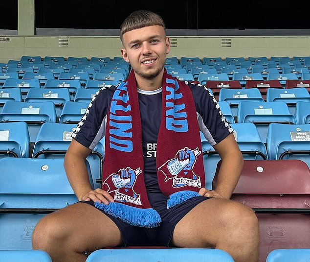 हंटिंगडन ट्रेनवर मोठ्या प्रमाणात चाकूने वार केल्यानंतर स्कंथॉर्प युनायटेडचा बचावपटू जोनाथन जोशी याला जीवघेण्या जखमांसह रुग्णालयात नेण्यात आले.