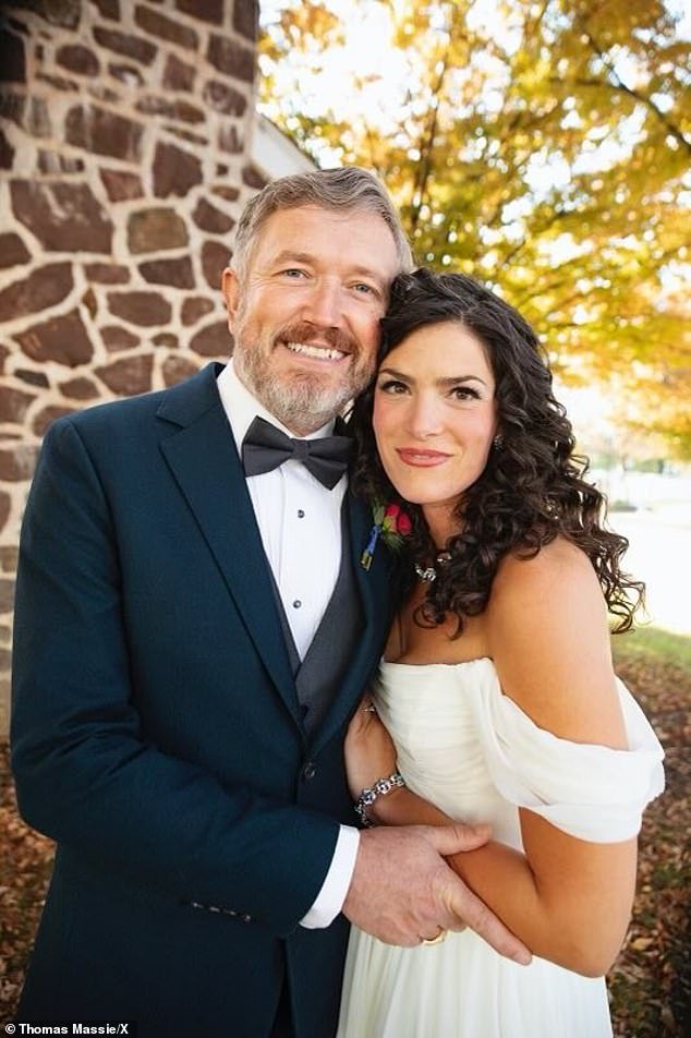 थॉमस मॅसीने 31 वर्षांची पत्नी गमावल्यानंतर 16 महिन्यांनी पुन्हा लग्न केले … ट्रम्प मित्राने आजारी हल्ला सुरू केला