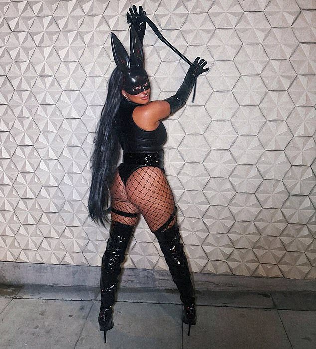 फॉक्सचे माजी होस्ट जॉय टेलर नातेसंबंधाच्या अफवांदरम्यान हॅलोविनच्या पोशाखासह कल्पनेत थोडेसे सोडले