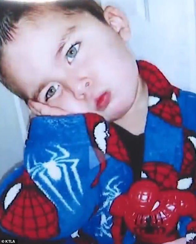 चित्रात: स्पायडर-मॅन केप घातलेला, 8 वर्षांचा गोंडस मुलगा, त्याची आई आणि आजीने खून करून रेडिएटरमध्ये भरले होते.