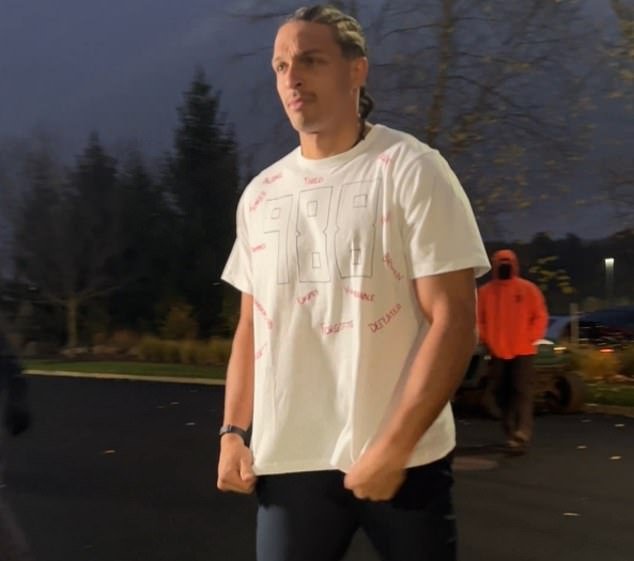 देशभक्त स्टार मॅक हॉलिन्सने मार्शन नीलँडला आगमन पोशाखांसह सूक्ष्म श्रद्धांजली वाहिली