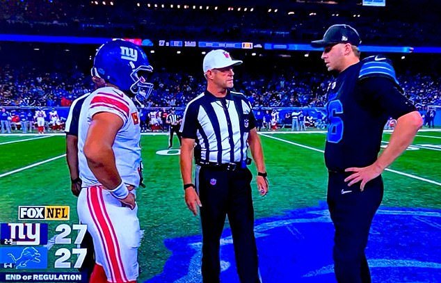 न्यू यॉर्क जायंट्स कॉइन टॉस विरुद्ध डेट्रॉईट लायन्समध्ये बेंच केलेला रसेल विल्सन त्याचे हेल्मेट घालण्यासाठी फाडतो