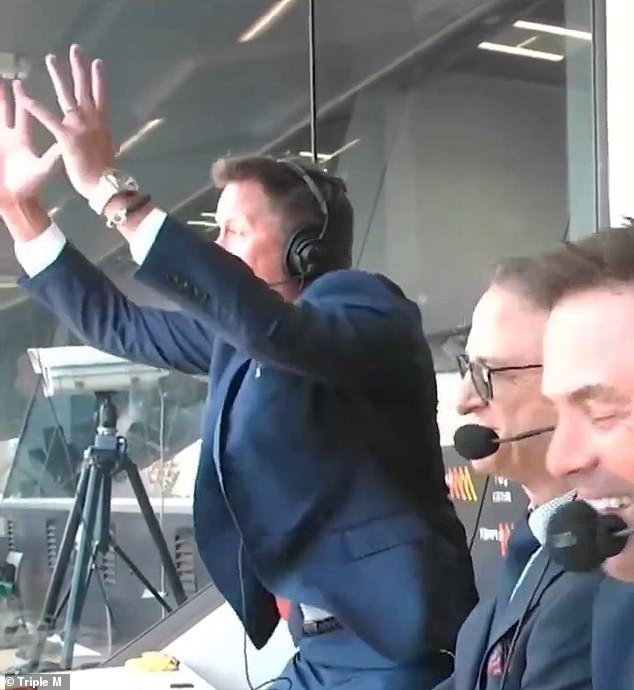 चॅनल सेव्हन स्टारची ओव्हर-द-टॉप ऍशेस कॉमेंट्री चाहत्यांना विभाजित करते कारण तो क्रिकेटचा आवाज रॉक’एन’रोल कुस्तीसारखा बनवतो