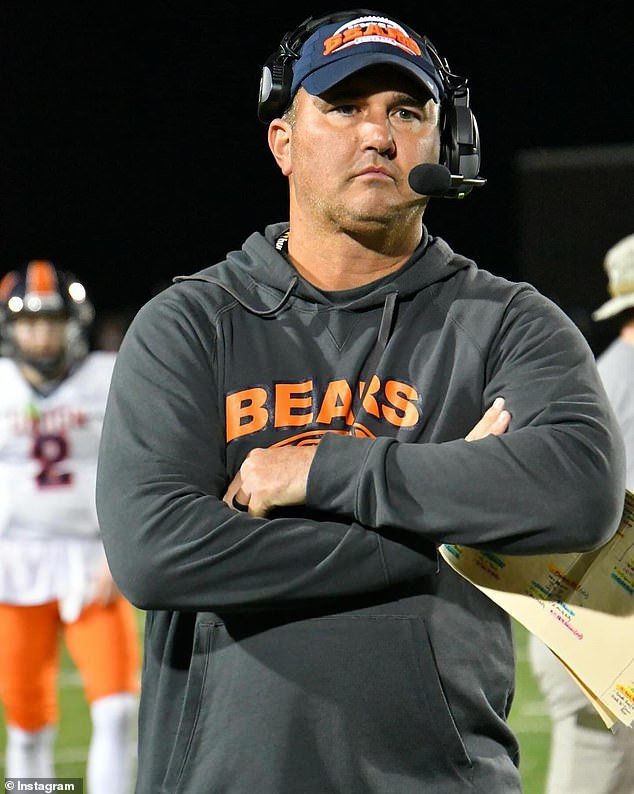 ट्रॅव्हिस टर्नरच्या कथित पीडितेच्या कुटुंबाने मौन तोडले कारण त्यांनी हायस्कूल प्रशिक्षकाकडून 16 वर्षीय मुलीचा मजकूर हरवल्याबद्दल नवीन तपशील जाहीर केला.