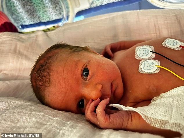 आई-वडिलांच्या संमतीशिवाय चुकीची बायोप्सी केल्यामुळे दहा दिवसांच्या चिमुरडीचा सेप्सिसने मृत्यू झाला.