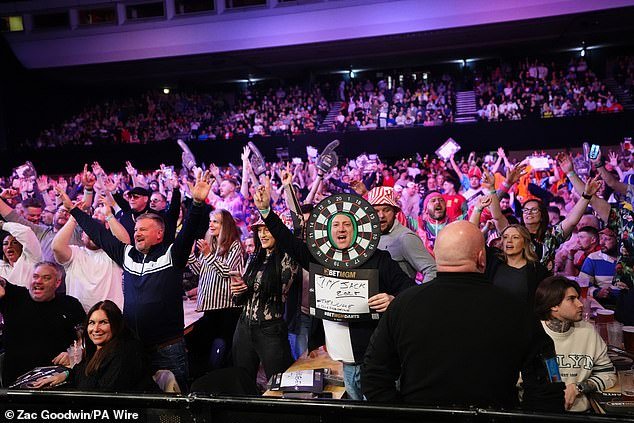 पॅडी पॉवरने डार्ट्स चाहत्यांना नवीन नाइन-डार्ट चॅलेंजसह ॲली पॅली येथे स्टेजवर £180,000 जिंकण्याची संधी दिली आहे