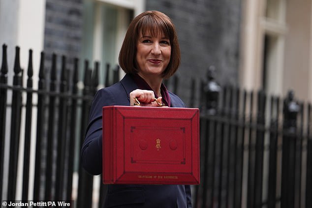 रॅचेल रीव्ह्सच्या प्रस्तावित कर वाढीच्या बजेटच्या आधी बिले भरण्यास असमर्थ असलेल्या पाचव्या ब्रिटनसह डिस्पोजेबल उत्पन्न सलग चौथ्या महिन्यात घसरले आहे.