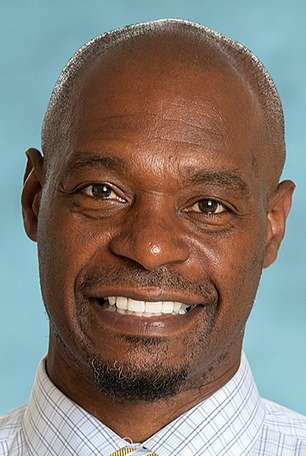 विवाहित माजी NFL खेळाडूवर न्यू जर्सी खाजगी शाळेत $80,000-एक वर्षाच्या प्रियकराची जाहिरात केल्याचा आरोप