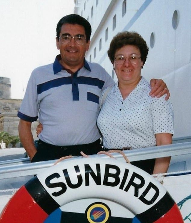 एक कर्करोग रुग्ण, 80, आणि त्याची पत्नी, 74, जेव्हा त्यांनी व्हिटबी क्लिफ्सवरून आत्महत्या करारात त्यांच्या मृत्यूपर्यंत उडी मारली तेव्हा हात धरले, चौकशी ऐकली.