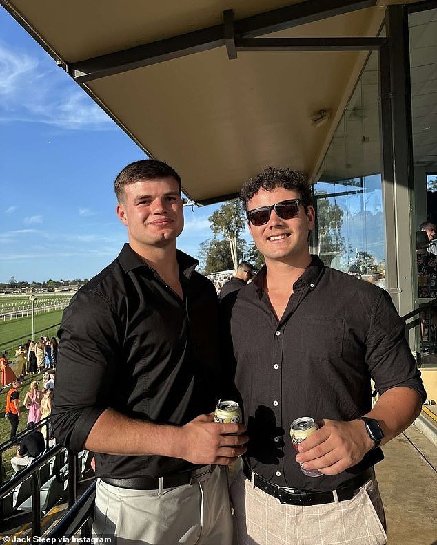 भाला मासेमारीच्या घटनेत वडिलांचे प्राण वाचवल्याबद्दल एका नवोदित फूटी स्टारला सन्मानित करण्यात आले आहे