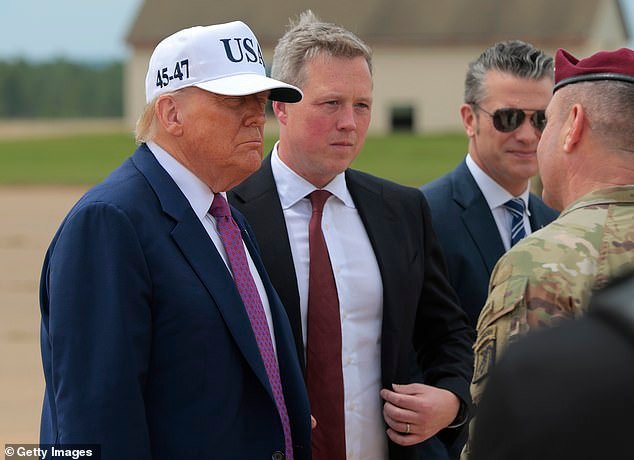 पीट हेगसेथ यांनी एका वरिष्ठ अधिकाऱ्याच्या आकस्मिक डिसमिससह पेंटागॉन शुद्धीकरण तीव्र केले