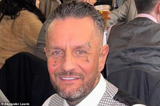 चार केबिन क्रूवर लैंगिक अत्याचार करणाऱ्या आणि विमानाचा मार्ग बदलण्यास भाग पाडणाऱ्या ४० वर्षीय माजी सैनिकाला तुरुंगात टाकण्यात आले आहे.