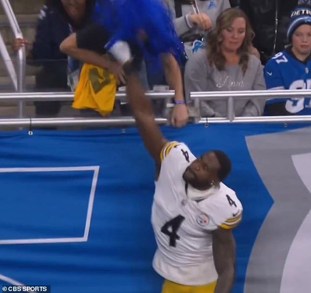 स्टीलर्स गेम्स दरम्यान डेट्रॉईट लायन्सच्या चाहत्यांसह डीके मेटकाफचा त्रासदायक इतिहास