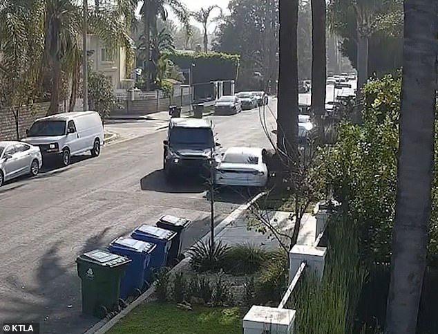 तिची मुले खेळत असलेल्या घरात घुसण्याचा प्रयत्न केल्यानंतर आई आणि चोरांनी रामचा पाठलाग केला