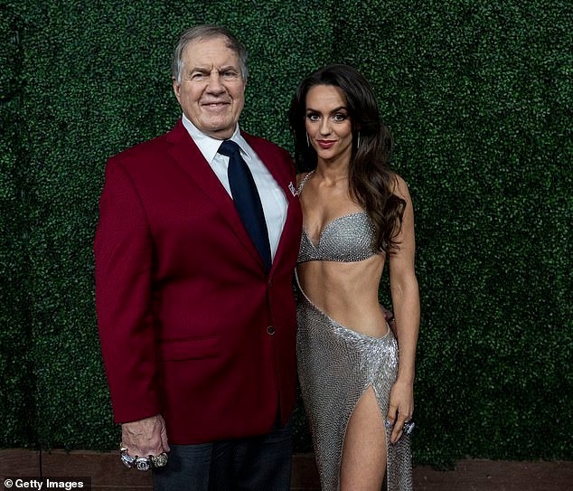 बिल बेलीचिक, 64, महाविद्यालयीन प्रशिक्षक ज्यांचे 25 वर्षांच्या तरुणाशी नातेसंबंध भयानक बाइक अपघाताने उघड झाले