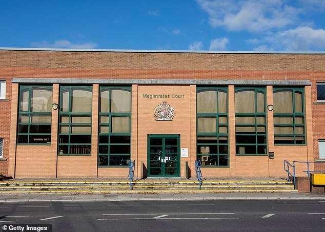 पती आणि पाच पुरुषांवर त्याच्या माजी पत्नीविरुद्ध 60 लैंगिक गुन्हे केल्याचा आरोप आहे, ज्यात अंमली पदार्थ पिणे आणि तिच्यावर वारंवार बलात्कार केला आहे.