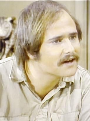 रॉब रेनर आणि त्याच्या पत्नीच्या भीषण हत्येचे भाकीत करणारी क्लासिक टीव्ही मालिका ऑल इन द फॅमिलीमधील थंडगार मृत्यूदंडाचे दृश्य पहा