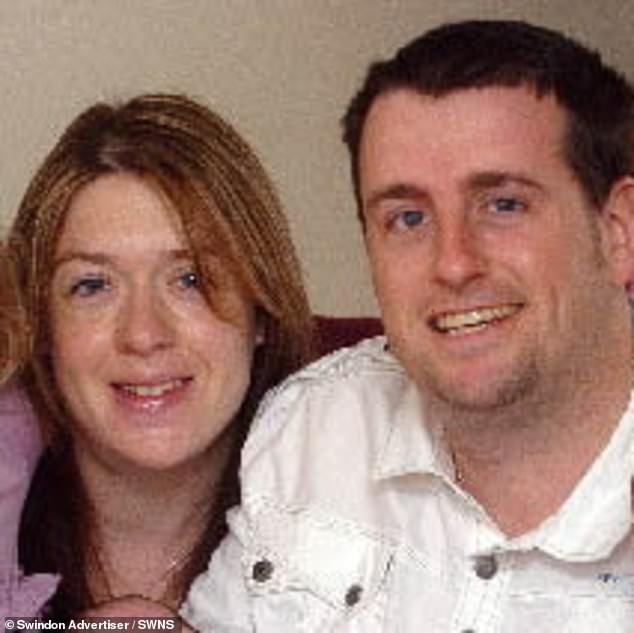 पती आणि पाच पुरुषांवर त्याच्या माजी पत्नीविरुद्ध 60 लैंगिक गुन्हे केल्याचा आरोप आहे, ज्यात अंमली पदार्थ पिणे आणि तिच्यावर वारंवार बलात्कार केला आहे.