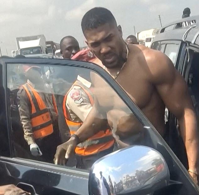 डेथ हायवेवर अँथनी जोशुआचा चमत्कारिक बचाव: नायजेरियाच्या सर्वात धोकादायक रस्त्यावर दररोज कोणीतरी मरण पावतो कारण एसयूव्ही स्थिर ट्रकला कशी धडकली यावर प्रश्न उपस्थित होतात