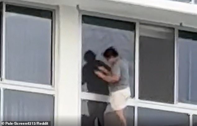 महिलेच्या आश्चर्यकारक साफसफाईच्या पद्धतीमुळे उंचावरील रहिवाशांना आश्चर्यचकित केले जाते: ‘तिला धोका पत्करावा लागला नाही’