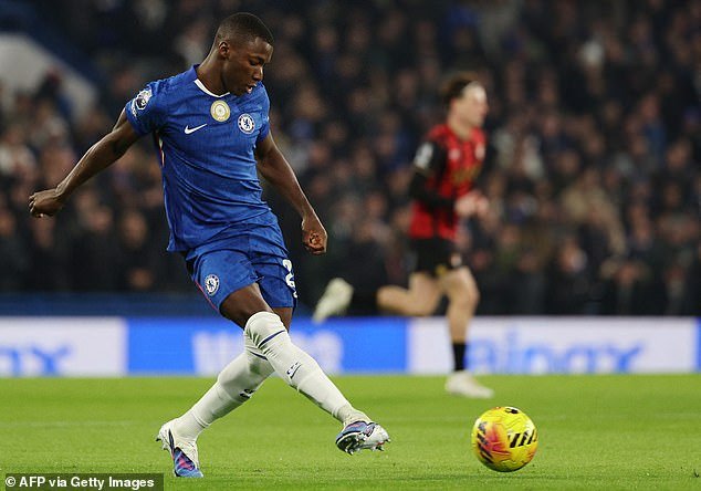 बॉर्नमाउथच्या लढतीत अवघ्या चार मिनिटांत बुक झाल्यानंतर मॉइसेस कॅस्डो चेल्सीचा मॅन सिटीचा प्रवास चुकवणार आहे.