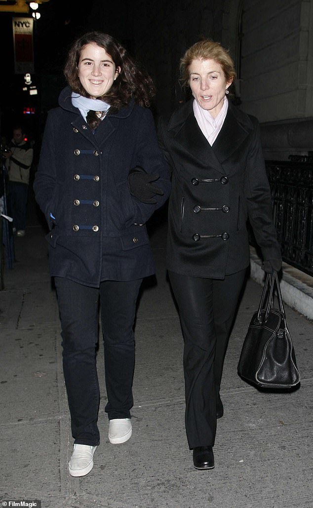 कॅरोलिन केनेडीची मुलगी तातियाना श्लोसबर्ग वयाच्या 35 व्या वर्षी कर्करोगाने मरण पावल्यानंतर अधिक दुःख: वडील जॉन एफ. केनेडी यांची हत्या झाली, तिचा एकुलता एक भाऊ जॉन एफ. केनेडी जूनियर विमान अपघातात मारला गेला आणि आई जॅकी वयाच्या 64 व्या वर्षी लिम्फोमामुळे मरण पावली.