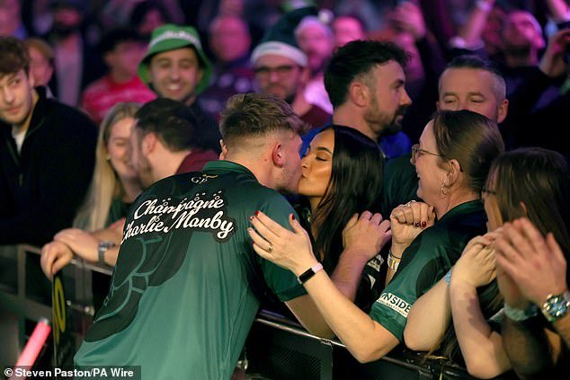 प्रकट: डार्ट्स स्टारची मैत्रीण त्याच्या शेवटच्या-16 ॲली पॅली क्लॅशमध्ये सामील झाली – आणि चालत असताना त्याचे चुंबन घेते – त्याच्या नियोक्त्यांनी वेळ नाकारल्याबद्दल त्याच्या संतप्त उद्रेकानंतर