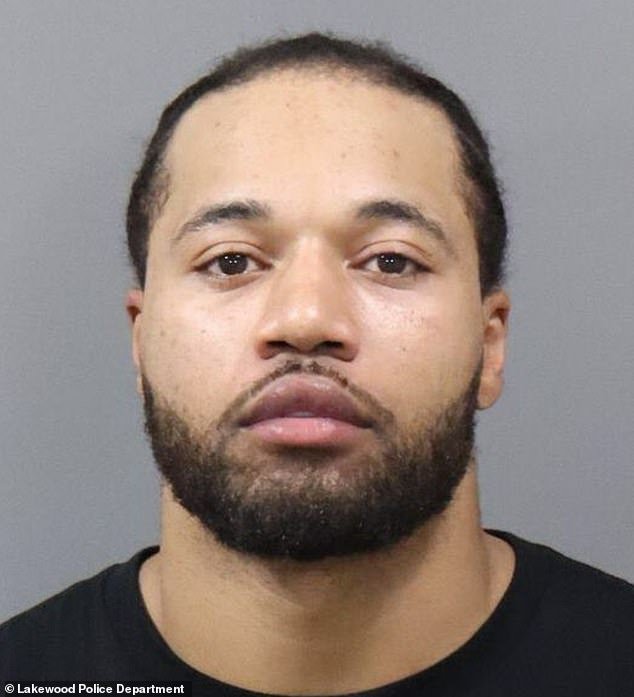 एनएफएल स्टारने लोडेड पिस्तूल मिळण्यापूर्वी काही वेळापूर्वी बंदुक असल्याबद्दल पोलिसांशी खोटे बोलले