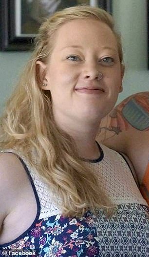 मिनेसोटा WNBA चाहता रेनी गुड आणि ॲलेक्स प्रीटी यांच्या शांततेच्या क्षणी ‘f*** ICE’ ओरडतो