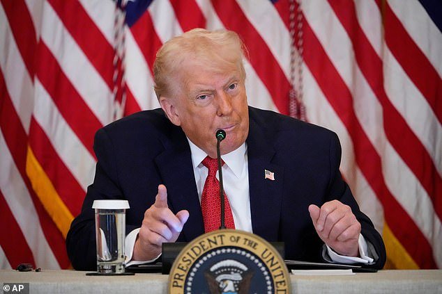 डोनाल्ड ट्रम्प यांनी इशारा दिला की यूएस ग्रीनलँडवर ‘नाटोमधून बाहेर पडू शकते’ कारण ते मोठ्या दराच्या धोक्यात दुप्पट झाले आणि युरोपने जमिनीवर बूट ठेवले