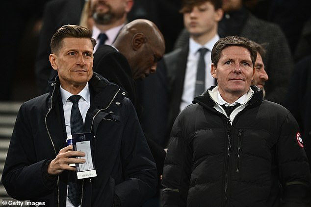 क्रिस्टल पॅलेसमधील गोंधळाच्या आत: हस्तांतरणाची निराशा आणि विश्वासाच्या संकुचिततेमुळे ऑलिव्हर ग्लासनरच्या बाहेर पडण्यावर शिक्कामोर्तब झाले, ऑस्ट्रियनच्या बाहेर पडण्याची भीती स्त्रोतांना का वाटते हा दुहेरी धक्का आहे आणि ईगल्स त्यांचा हंगाम वाचवण्यासाठी स्वाक्षरी करण्याची योजना आखतात