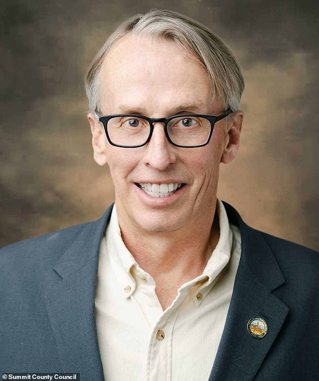 ऱ्होड आयलंडमधील मोठ्या वायोमिंग रँचचा रहस्यमय नवीन मालक युक्रेनियन राष्ट्राध्यक्ष झेलेन्स्की त्याच्याभोवती फिरत होता या कथेच्या दरम्यान उघड झाला आहे.