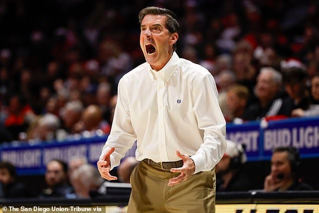 हवाई दलाचे बास्केटबॉल प्रशिक्षक जो स्कॉट यांनी खेळाडूंशी केलेल्या वागणुकीच्या चौकशीदरम्यान संघ सोडला आहे.