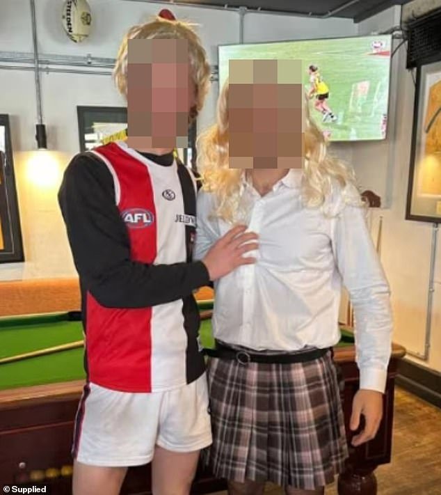 अयोग्य ‘सिली सॅटर्डे’ फॅन्सी ड्रेससाठी फूटी खेळाडूंवर बंदी ‘मनगटावर थप्पड’ केल्याबद्दल संताप