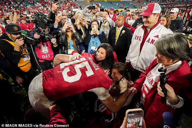 इंडियाना येथे राष्ट्रीय चॅम्पियनशिप जिंकल्यानंतर फर्नांडो मेंडोझा त्याच्या आजारी आईसोबत तुटलेला भावनिक क्षण