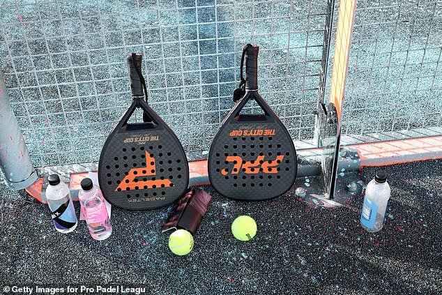 बाजूला जा, क्लब चालवा: नवीन नातेसंबंधांच्या उदयादरम्यान नवीन खेळ फुलणाऱ्या प्रणयाचे केंद्र बनत आहे.